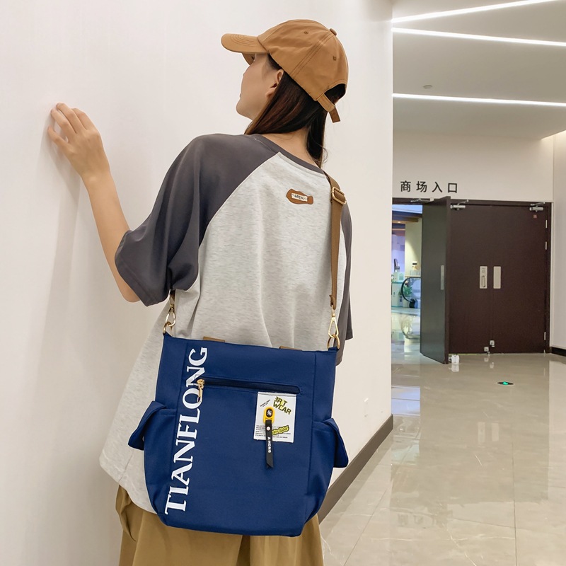 New Japanese-style large-capacity bag, casual and versatile, women's single-shoulder bag, student's school commuting crossbody handbag details Picture
