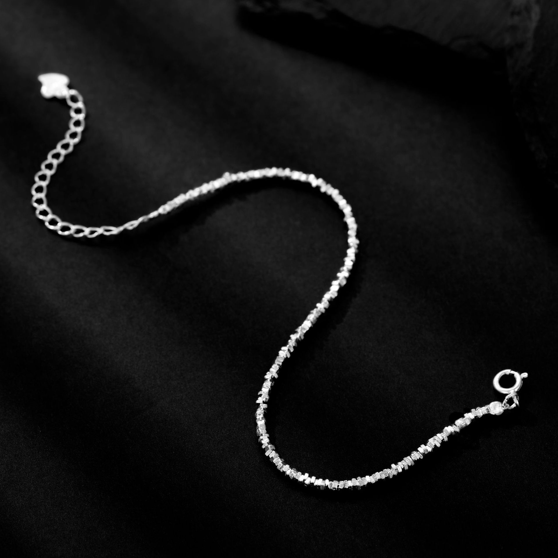 A few pieces of broken silver bracelet necklace set for women's fashion, niche and versatile, elegant and stylish broken silver collarbone necklace Application Scenario