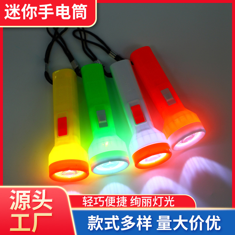 Linterna de plástico para niños stand de piso linterna multicolor luz brillante regalo práctico llavero brillante colgante