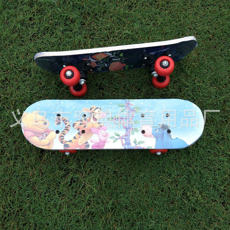 43CM double-sided printed double-lifted four-wheel scooter manufacturer, children's maple wood skateboard, three and four-wheel gift scooter Application Scenario