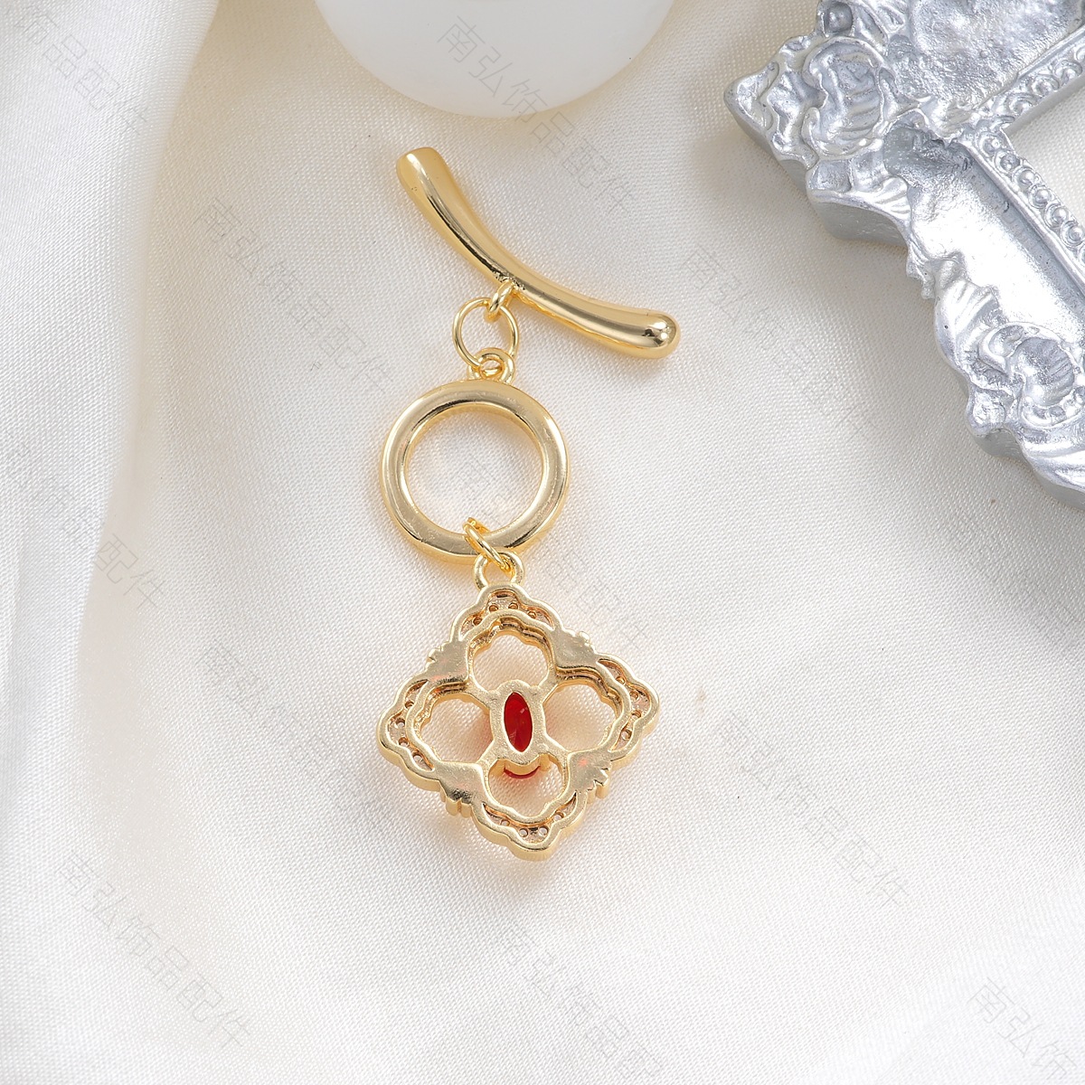 Copper plated with 18k gold, high color retention, zirconium-inlaid diamond-shaped hollow OT clasp, connecting clasp, bracelet, necklace clasp, DIY accessory Specification image