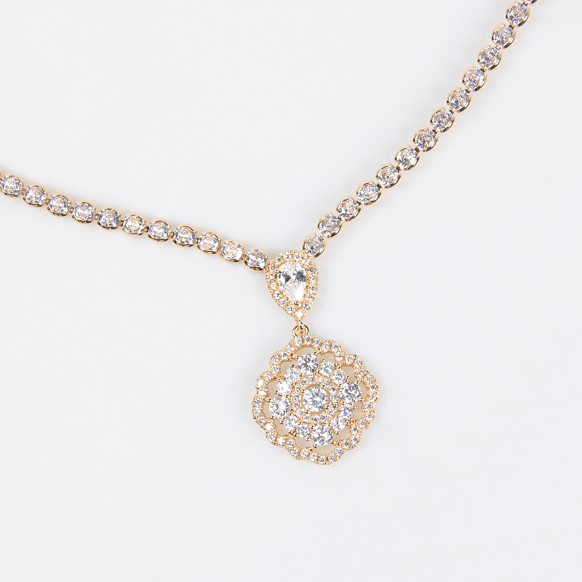 Cross-border light luxury copper-inlaid zircon flower petal necklace, women's niche Instagram super sparkling flower pendant collarbone chain wholesale Specification image