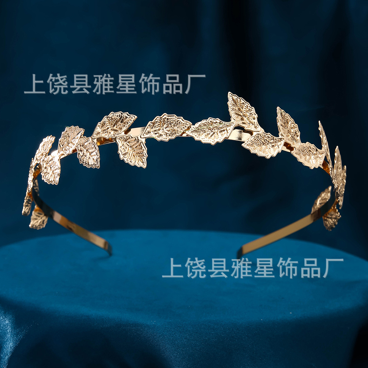 The new golden leaf hair band with a twist hair band exudes a simple and elegant charm. The leaf headband with a sense of hair pressing design is a hair accessory Specification image