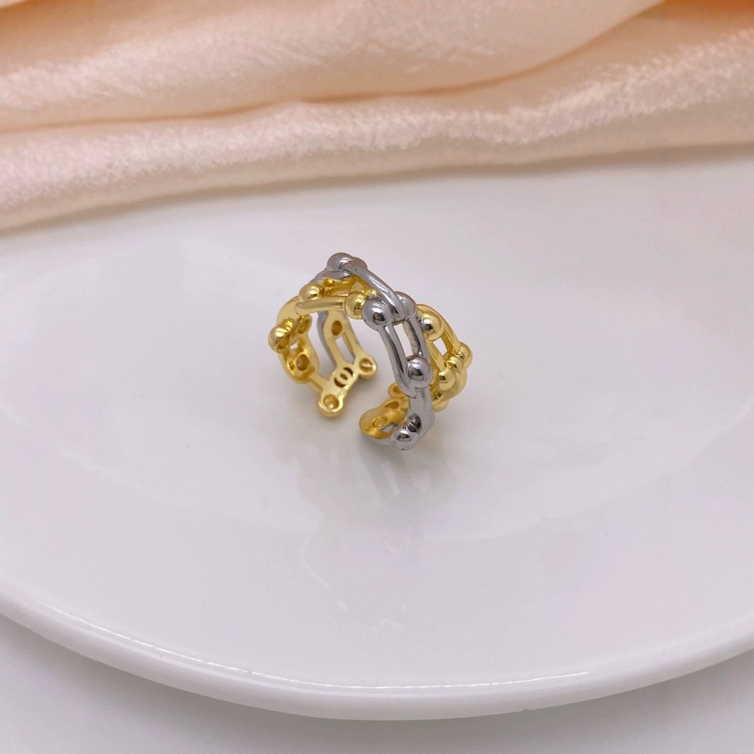This is a niche design for women, featuring a high-end and fashionable European and American style. It is a unique hollowed-out woven ring with copper plating and 18K gold Application Scenario