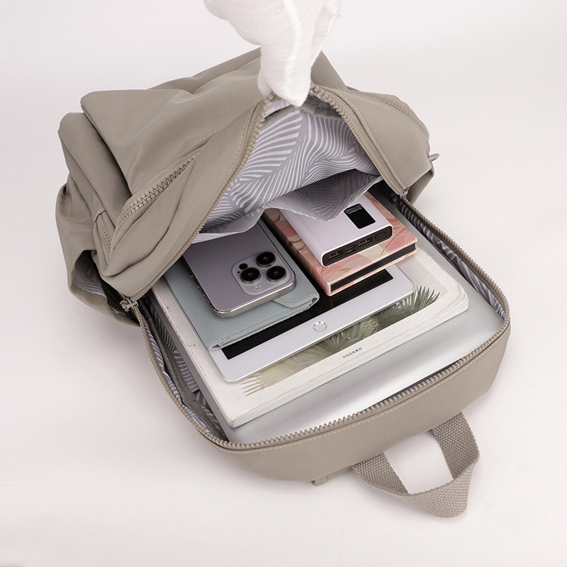 Outdoor fashionable and versatile backpack, suitable for both men and women Application Scenario
