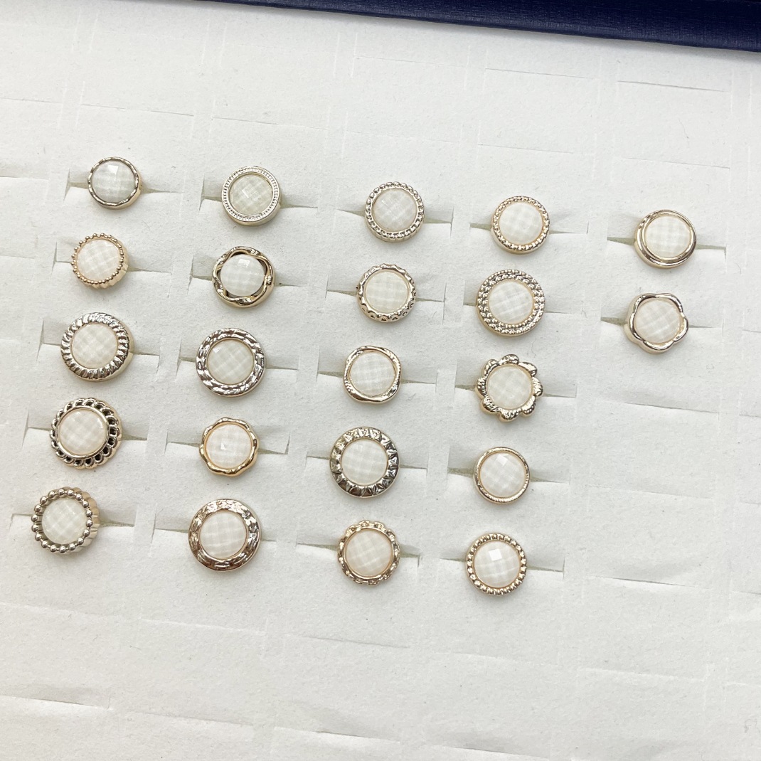 【 Factory Direct Sales 】 Pearl plastic button overcoats, windbreakers, shirts, suits, hand-sewn buttons, diamond inlays Specification image
