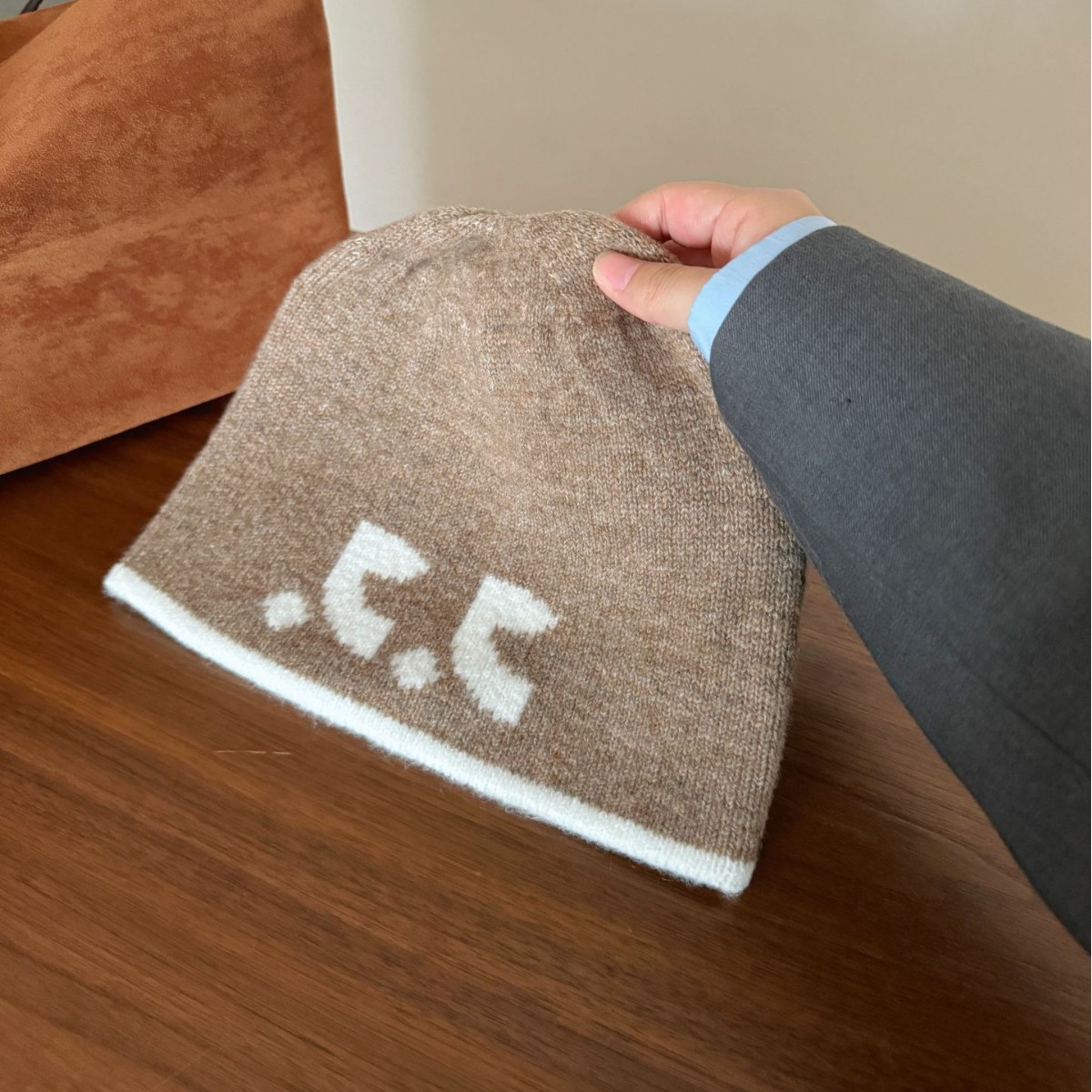 Korean niche C-point cold hat women's letter knitted woolen hat for autumn and winter warmth, couple's light luxury style Application Scenario