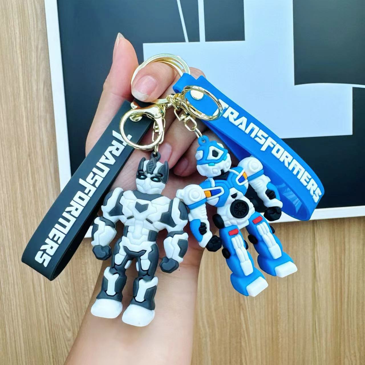 Wholesale of cartoon robot Bumblebee keychains, creative Transformers car pendants, student schoolbags and key chains Specification image