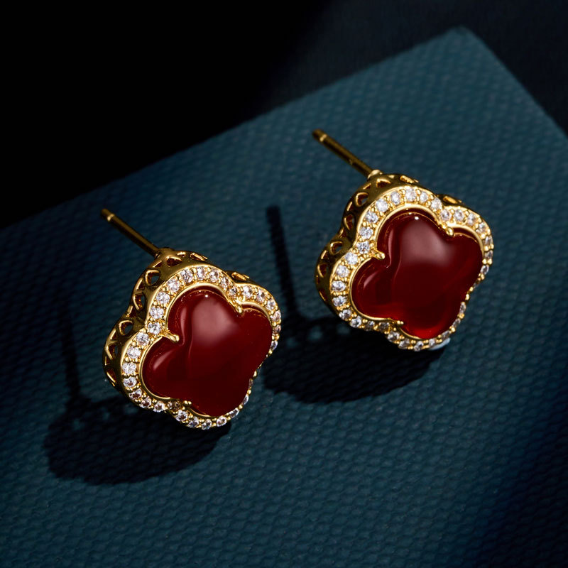 Light luxury and high-end red agate four-leaf clover earrings, copper alloy, real gold electroplated, slightly inlaid zircon s925 silver needle earrings Application Scenario