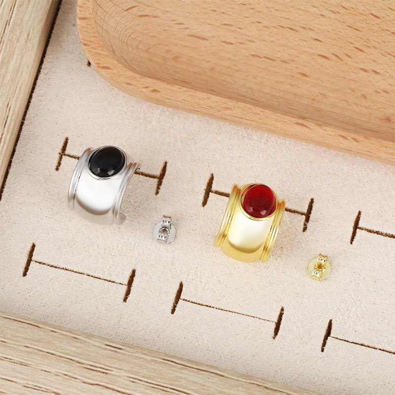 Cross-border trend, retro stud earrings, women's red fashion, versatile and elegant earrings, light luxury, niche zircon earrings Application Scenario