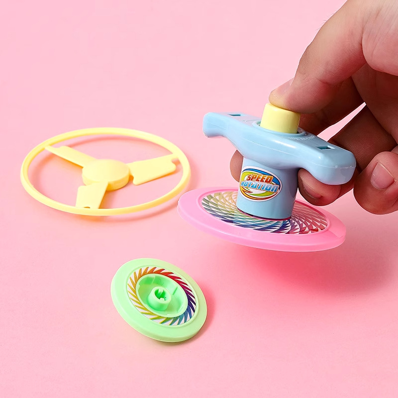 The students of the catapult Top kindergarten presented creative children's flying saucer top toys as rewards and gifts at the night market street stall Specification image