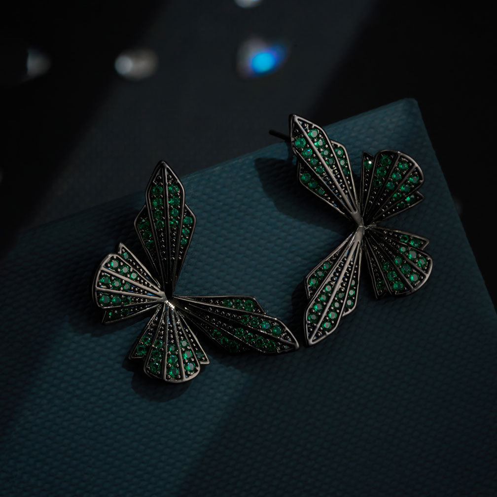 Vintage premium sentido mariposa aretes pistola de aleación de cobre electrochapado negro micro incrustado con circonio s925 agujas de plata elegante elegante Application Scenario