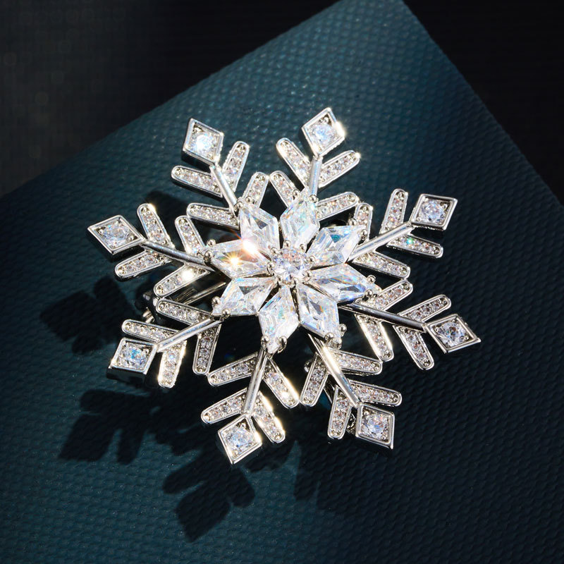 Original design rotating snowflake brooch with a light luxury and high-end feel, copper inlaid zircon plated with real gold three-dimensional brooch, exquisite brooch Specification image