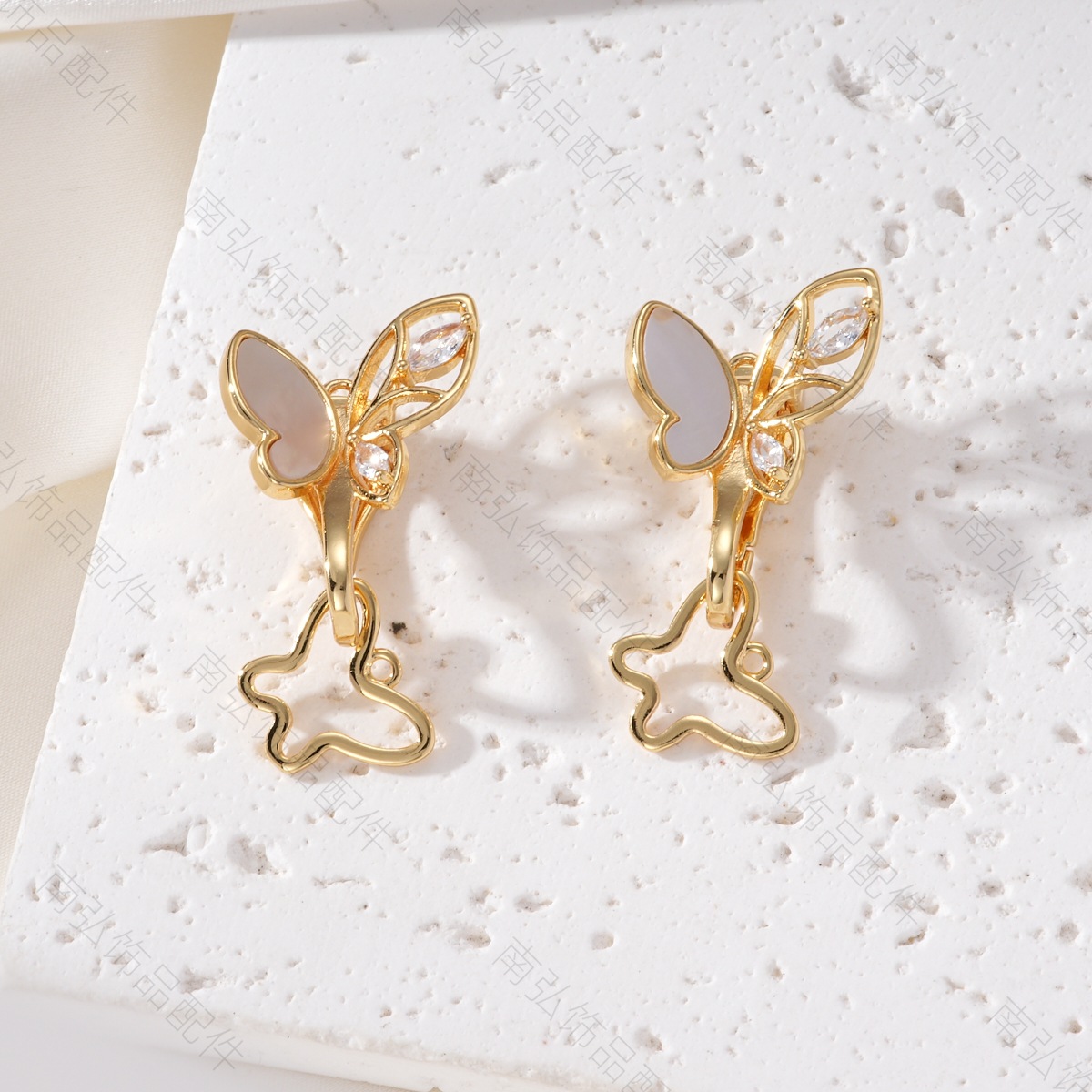 Copper plated with 18K real gold white shell and set with zirconium butterfly light luxury style pearl bracelet necklace ending clasp OT clasp DIY accessory Application Scenario
