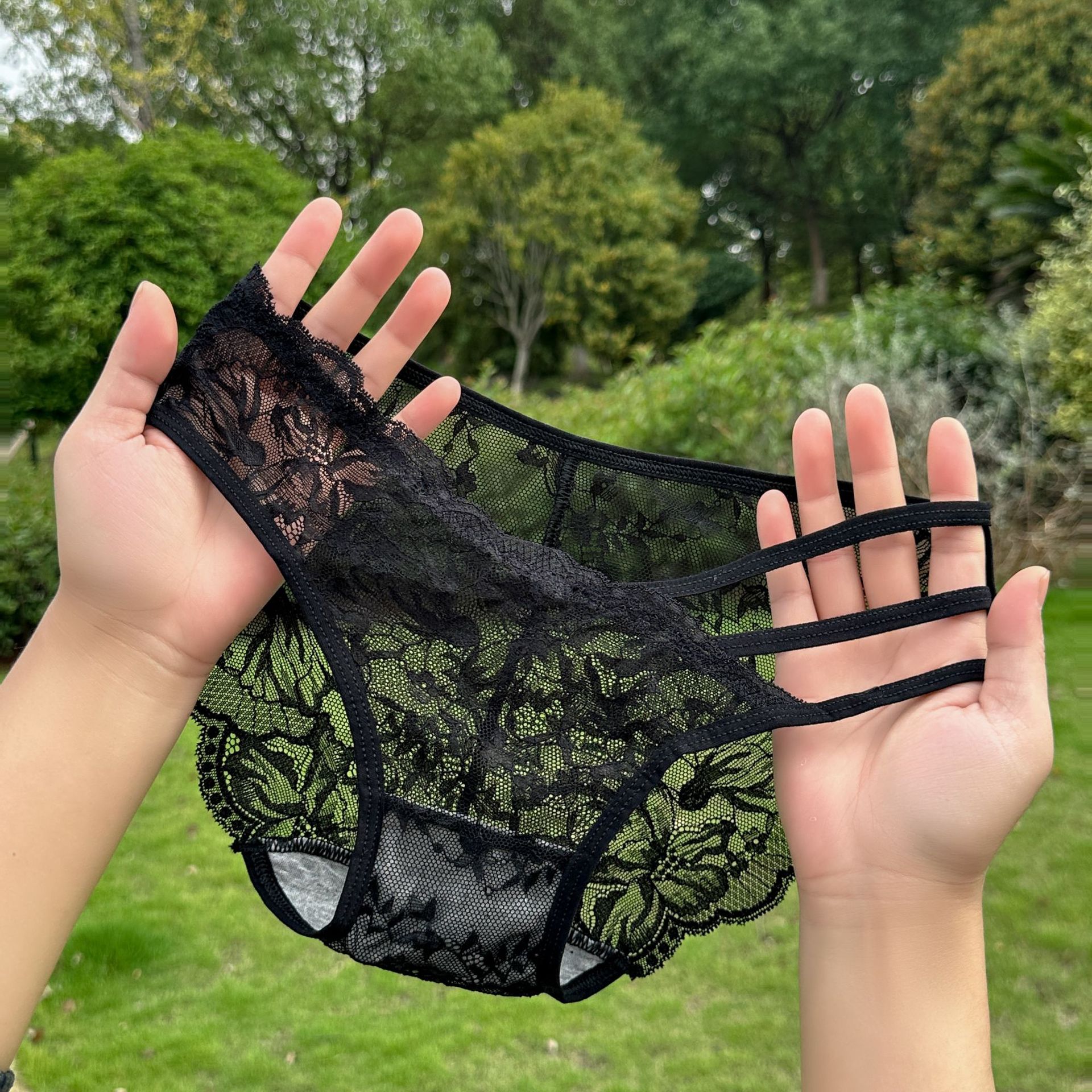 There are multiple styles of women's underwear available, including purple lace high-waisted pure cotton tight-fitting underpants and cartoon sexy thongs Specification image