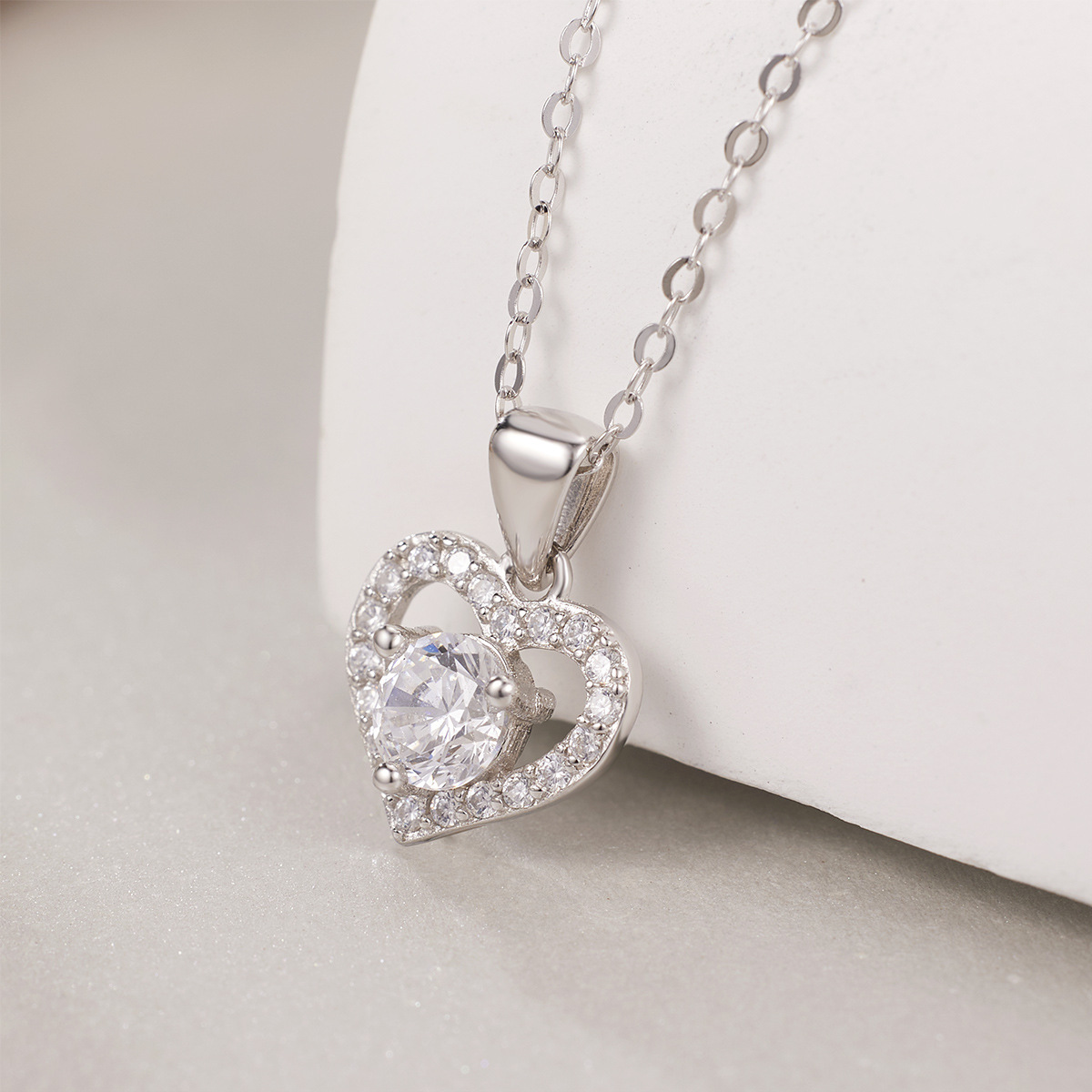Single-diamond heart-shaped zircon pendant necklace, a niche InS-style design with a high-end collarbone chain accessory wholesale Specification drawing