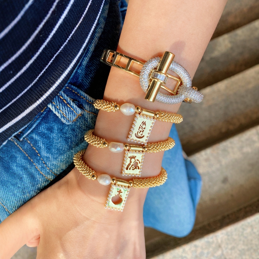 A Bohemian-style Virgin Mary bracelet that is selling well across borders in Europe and America. It's a simple and versatile copper bead bracelet for women on Instagram details Picture