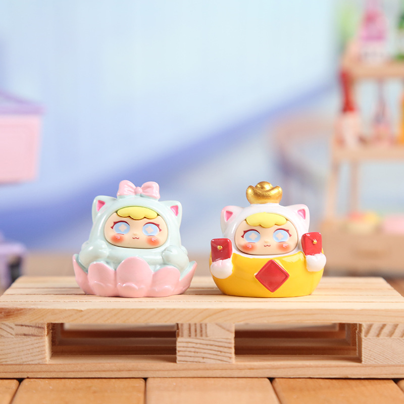 后后潮玩hellokitty可爱卡通玩偶水豚噜噜潮流玩具两个猫耳服饰粉色莲花座金色皇冠木质托盘
