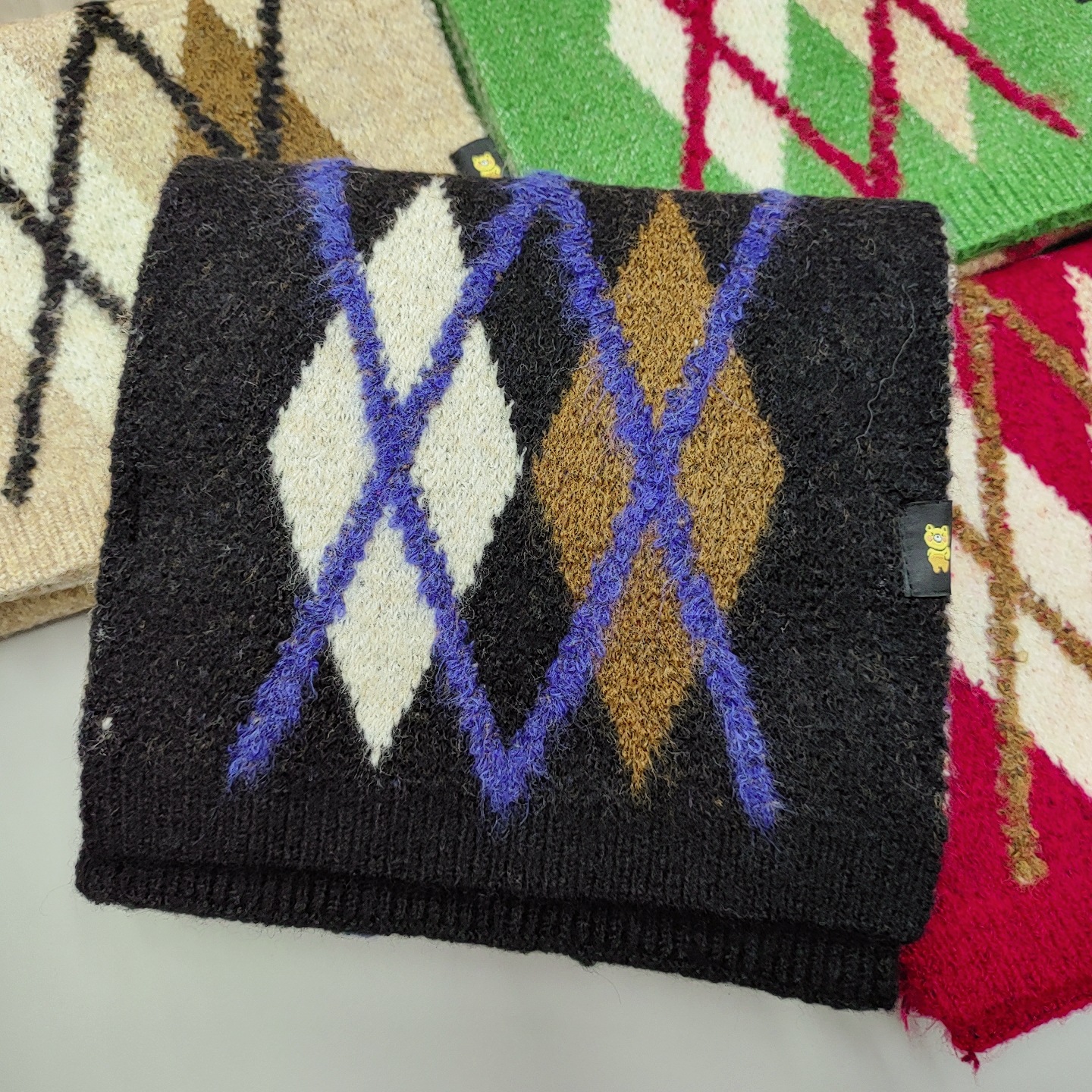 A classic and retro geometric jacquard wool check knitted woolen scarf for women's autumn and winter, a warm and cozy scarf