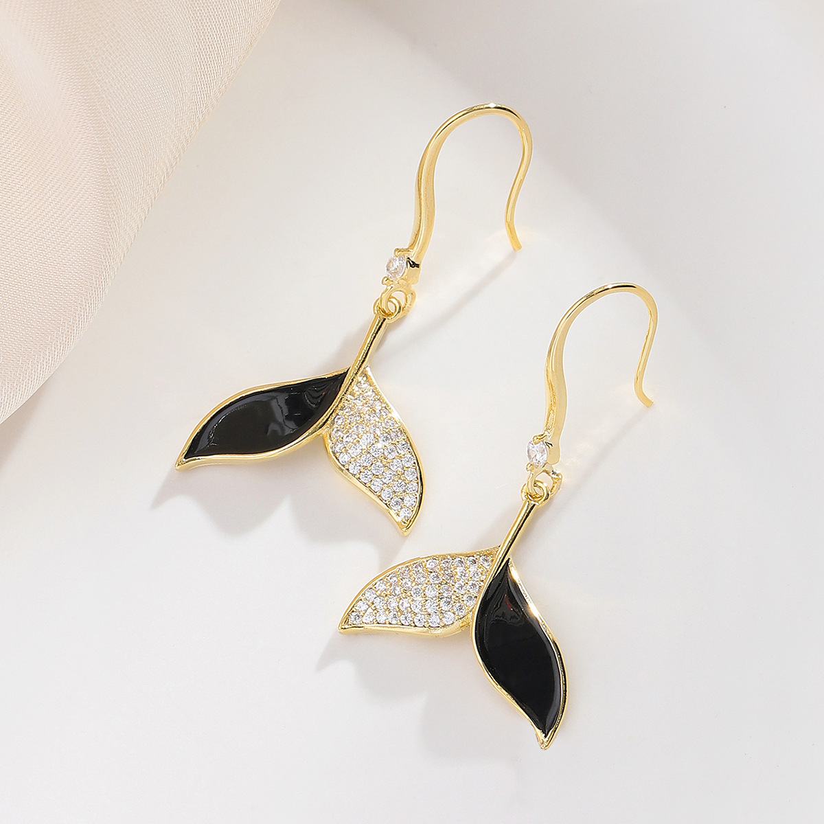 High-end beauty fishtail earrings, women's ins-style light luxury copper gold-plated earrings, high-quality lacquered long earrings wholesale full figure