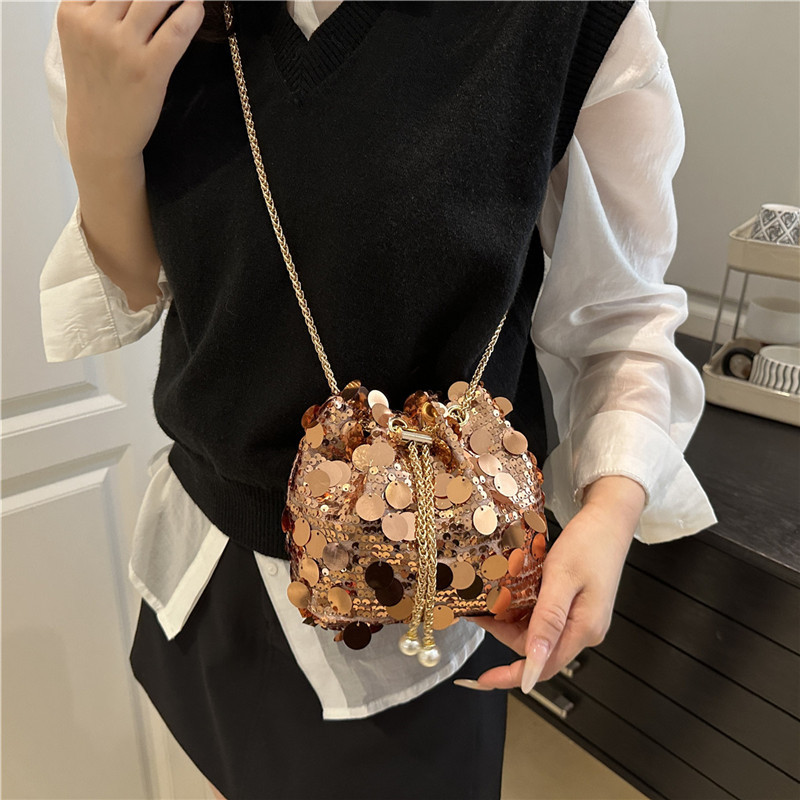 Cross-border large sequin, trendy, individualized and stylish, large-capacity chain, summer drawstring, crossbody, single-shoulder, evening hand-held bucket bag, sequin hand bag, tote bag, handbag, hand-held crossbody bag, fringed women's bag, single-shoulder handbag, sequin bag Application Scenario