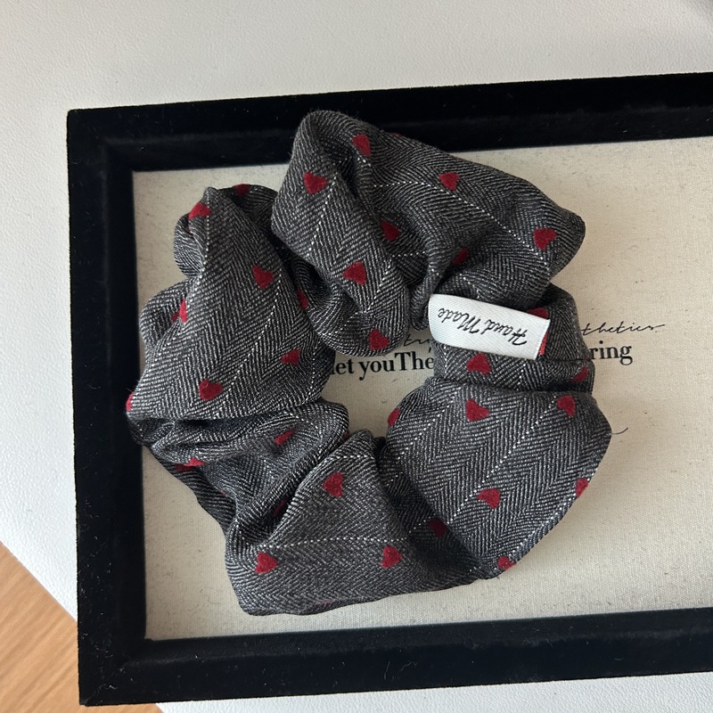 Korean heart-shaped printed hair band, sweet polka dot heart-shaped large intestine hair band, high-end and elegant, versatile hair accessory new style Application Scenario