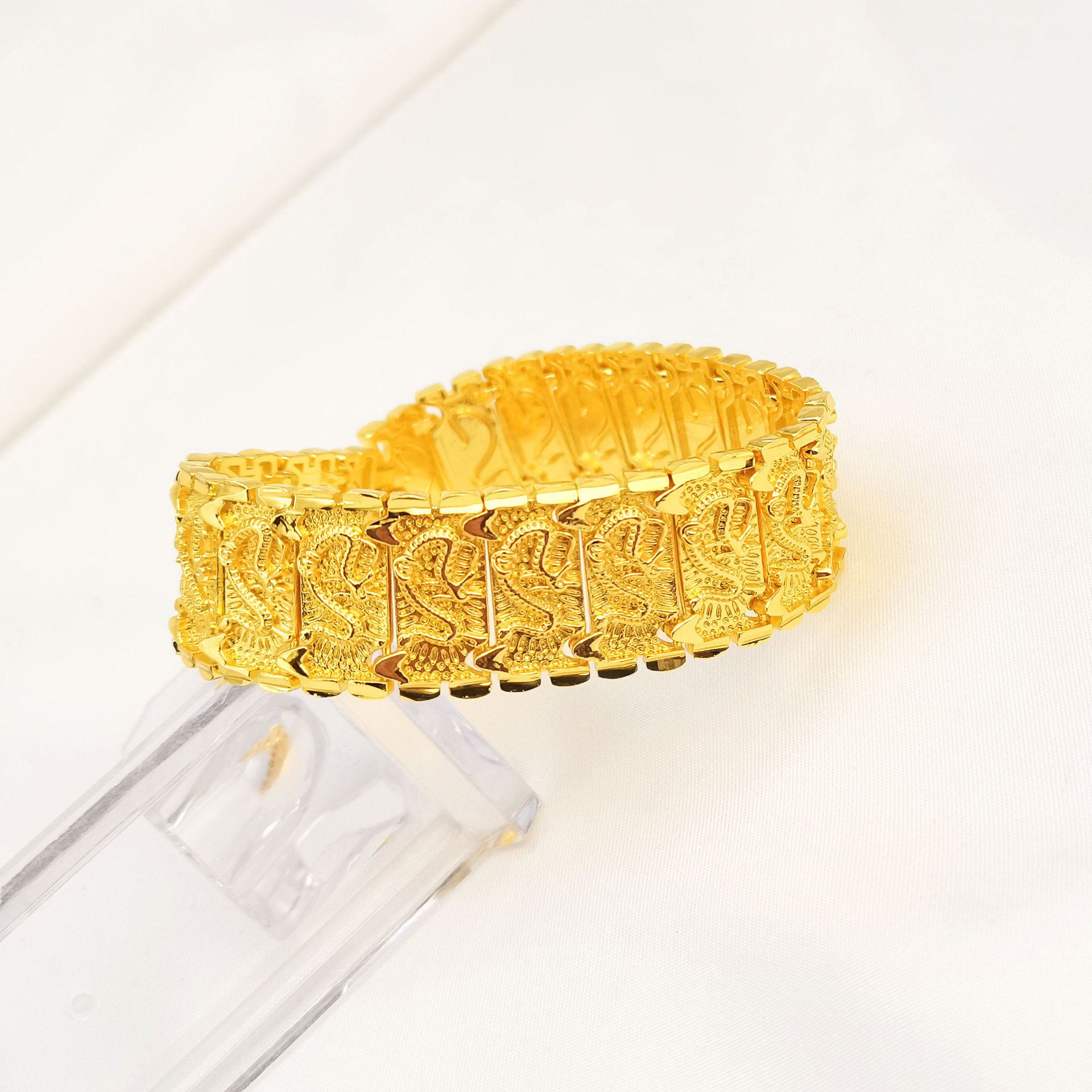 The Vietnamese sand gold men's dragon pattern bracelet is a powerful wide gold-plated watch chain and bracelet with a high-end feel Item Picture