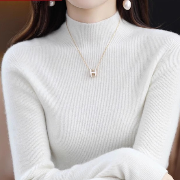 Ladies in Ordos City are recommended to wear a semi-high-neck sweater as a slimming base layer for autumn and winter. It looks great and is a good choice Application Scenario