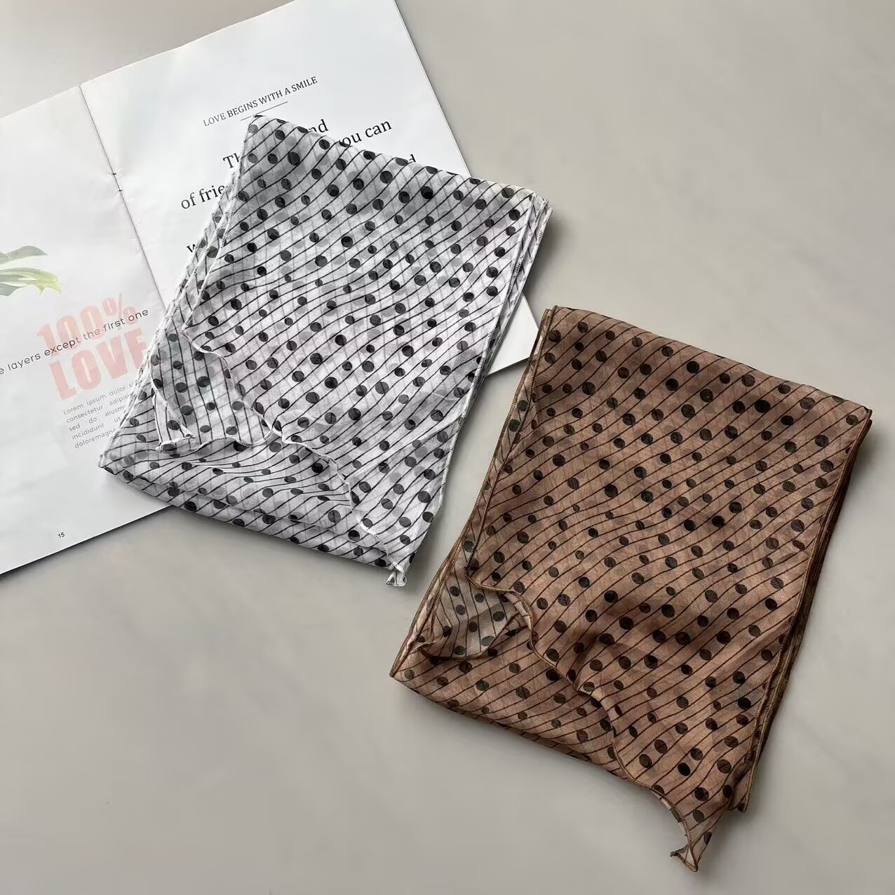 Retro Hong Kong-style leopard print silk scarf, a versatile scarf for women in spring and autumn, a stylish commuting scarf, a gift for mom, and a binding bag decoration details Picture