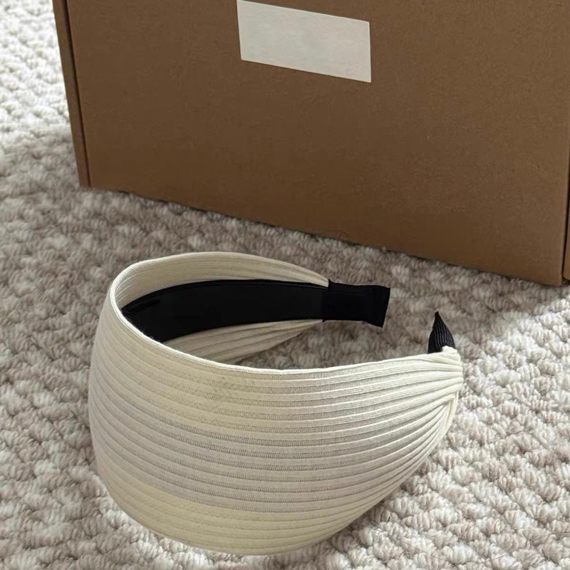 This Korean-style knitted hairband, which is the same as the popular ones, is a high-end headwear with a wide band for women's fitness and sporty style Specification image