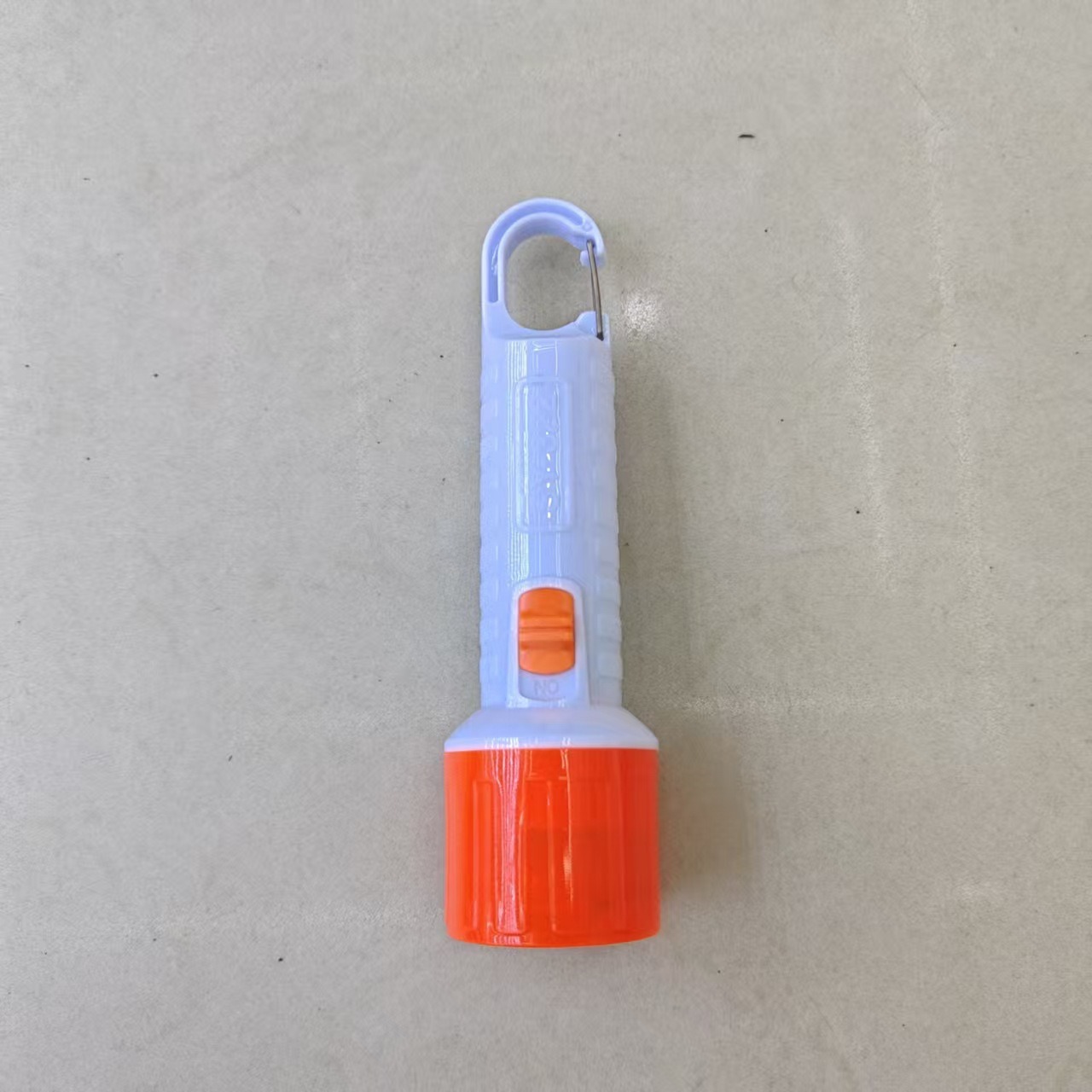 The new portable flashlight with a buckle design is an emergency lighting high-intensity flashlight that can be replaced with an electronic 322 Application Scenario