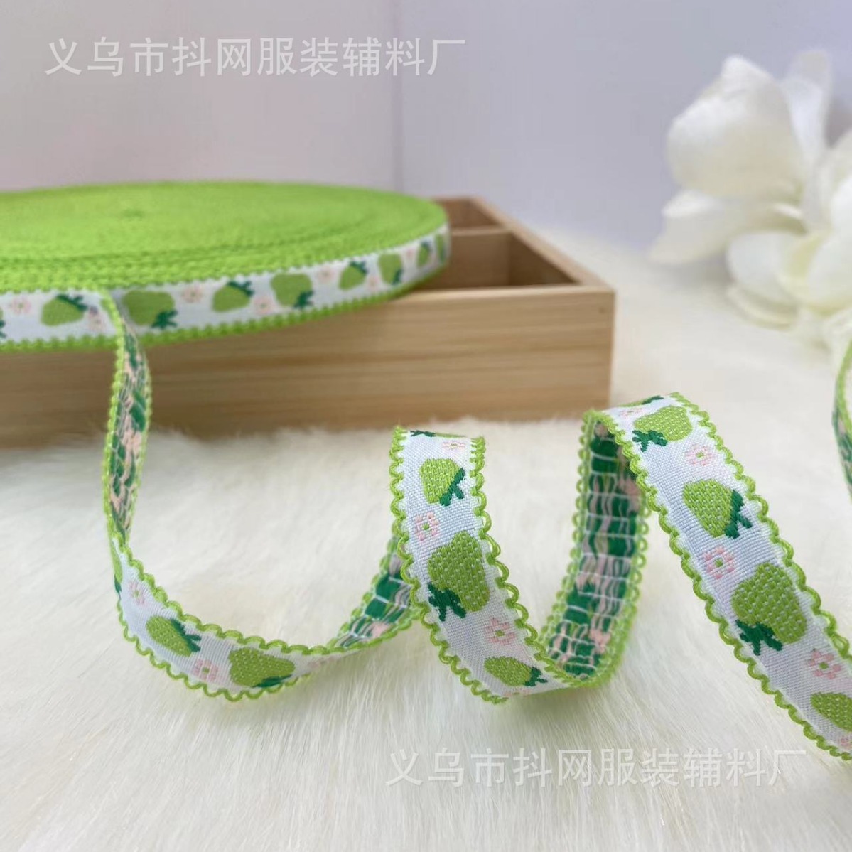 1.5 cm black fungus edge strawberry jacquard embroidery handmade DIY bow webbing gift box packaging strap Application Scenario