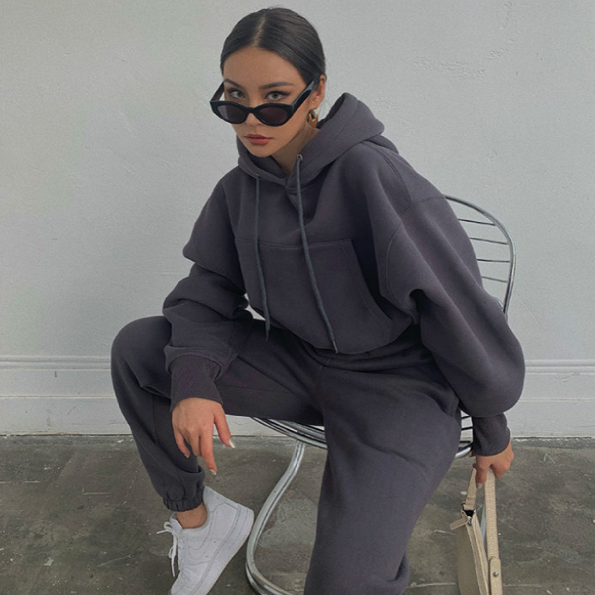 The 2023 autumn/winter Amazon European and American fashion solid-color long-sleeved hooded casual sweatshirt and sweatpants set is versatile and stylish Application Scenario