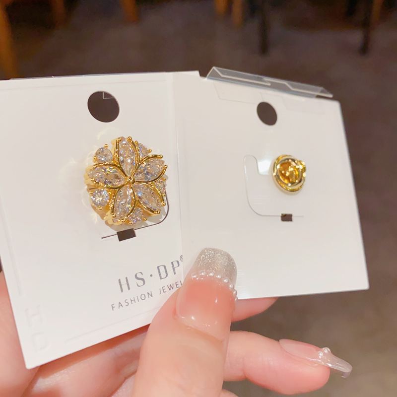 The light luxury and fashionable micro-inlaid zircon flower clasp brooch is exquisite, versatile, and exudes a high-end feel. It is a super shiny and anti-glare accessory Application Scenario