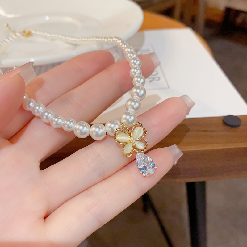 French fashion cat's eye stone butterfly teardrop-shaped pendant pearl necklace, girlish, sweet and high-end collarbone chain Application Scenario