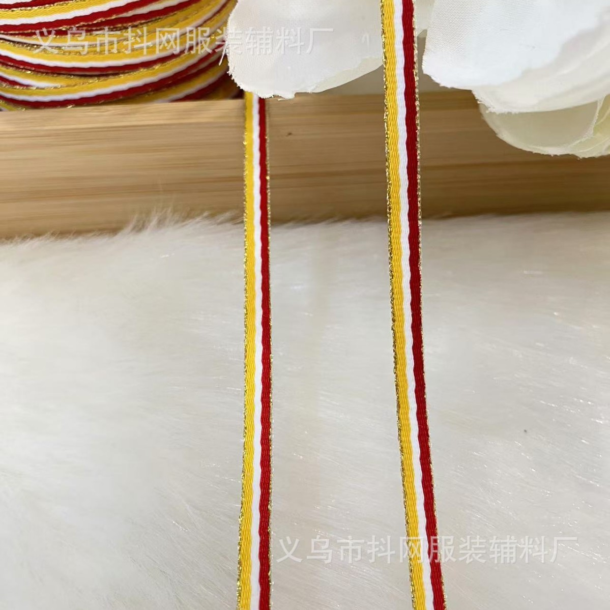 Wholesale of 0.6CM new three-color gold-edge webbing, red and green striped Christmas ribbon gifts, diy packaging, accessories and ribbons Application Scenario