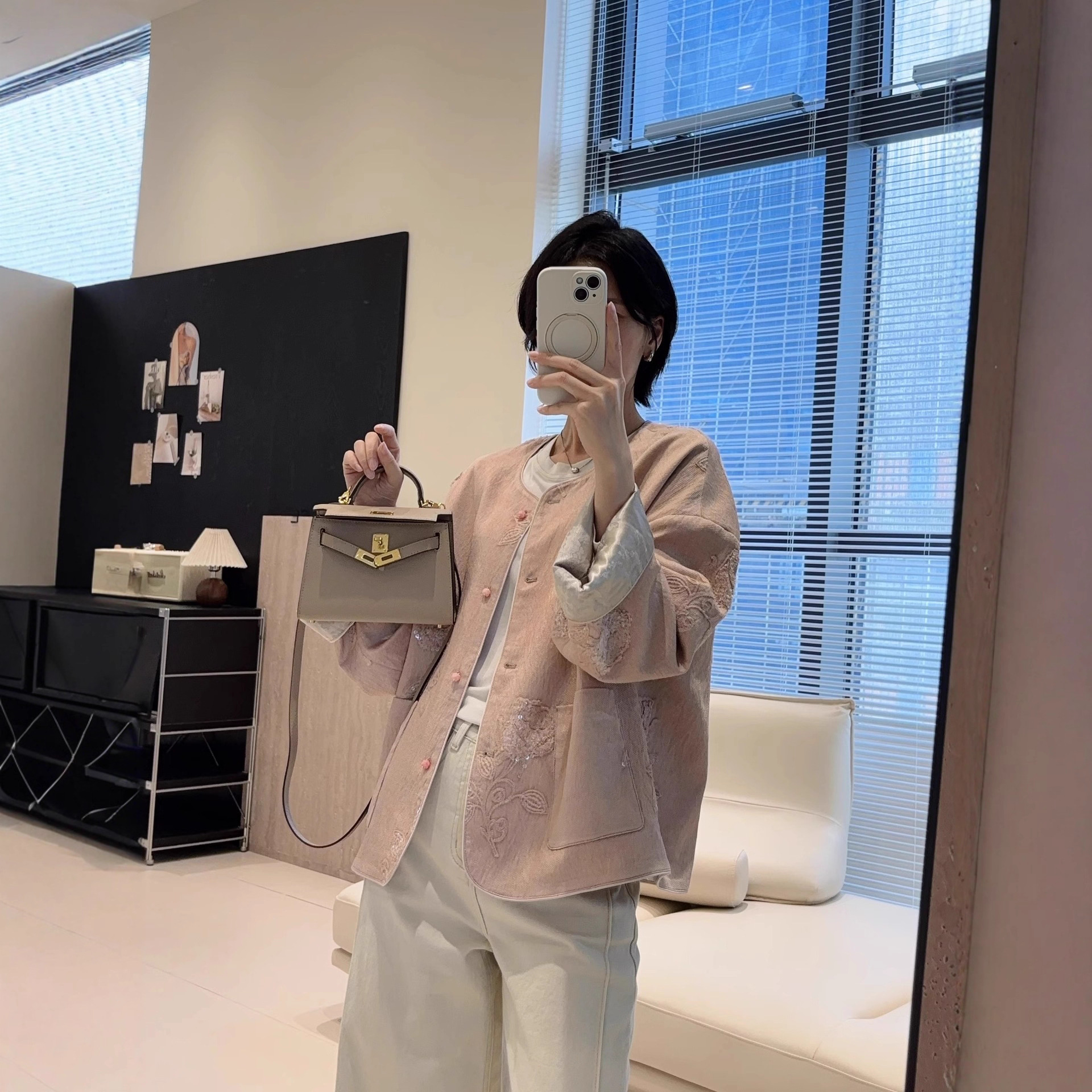 The 2025 new youthful version of the new Chinese-style women's blouse, a stylish pink embroidered jacquard cardigan for women in autumn Application Scenario