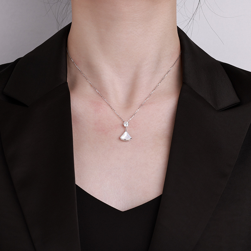Zhuoheng Select s925 sterling silver fan-shaped moissanite necklace, high-end design sense, fashionable pendant, simple and niche collarbone Application Scenario