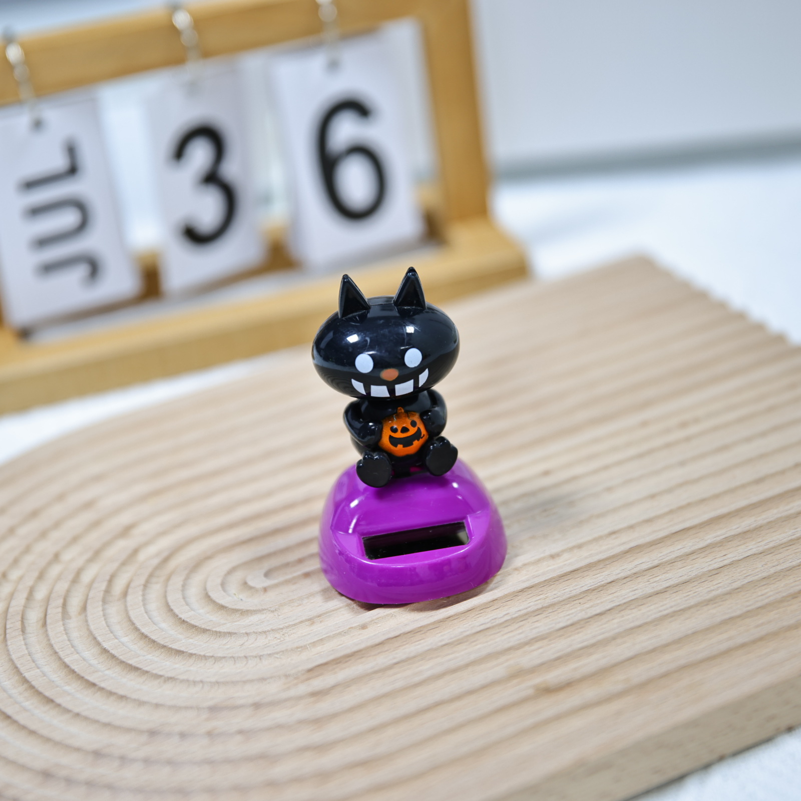 Factory direct sales of Halloween solar-powered automatic shaking head dolls, little black cat car Ghost Festival Black cat car ornaments details Picture