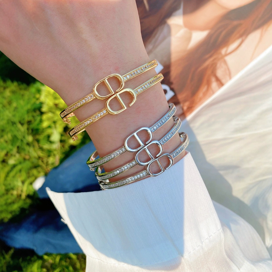 Korean-style fashionable pig nose bracelet with a light luxury and high-end feel, exquisite and trendy rose gold letter bracelet for women