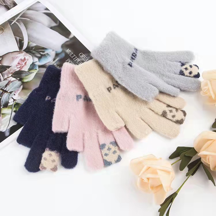 The new winter faux mink gloves for women with two and a half fingers are warm and fashionable. The panda gloves are designed for students to keep warm while writing