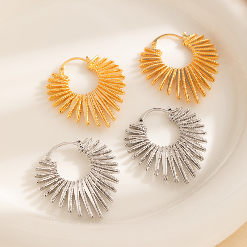 European and American style exaggerated, fashionable, individual, light luxury heart-shaped earrings, niche design sense, lines, heart-shaped ladies' earrings and accessories Specification image