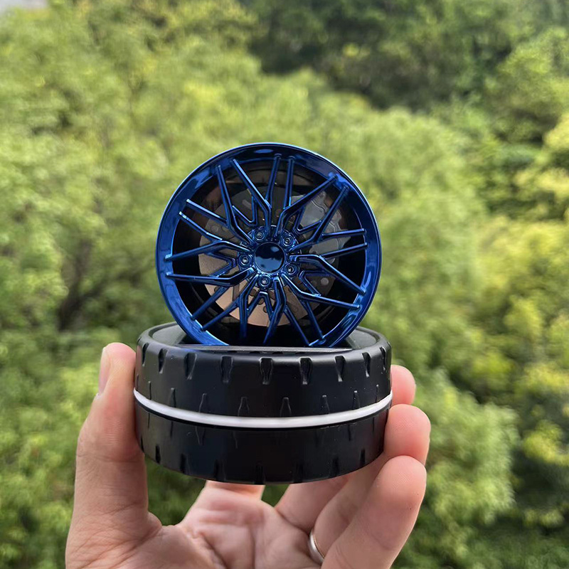 飞驰轮毂车载香水太阳能汽车香薰摆件车内中控台座式香氛装饰用品 Application Scenario