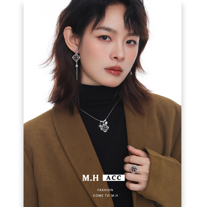 Iris flower necklace, original and simple design for women, collarbone chain, versatile, retro, fashionable, individual and exquisite, versatile neck chain Specification image