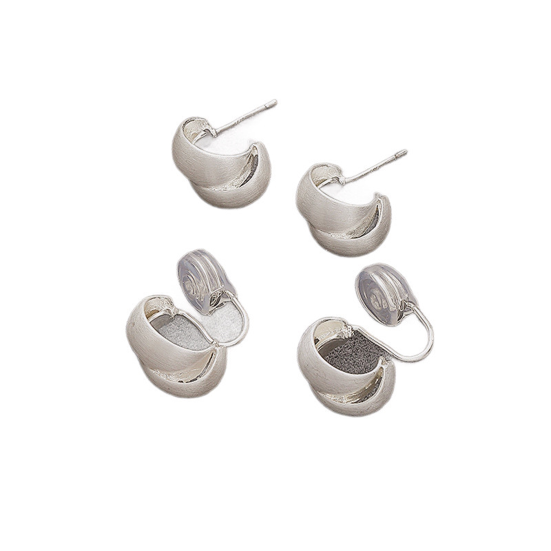 The metal brushed stud earrings feature a unique design for women, exuding a sense of sophistication and individuality. They are simple and versatile for daily commutes Item Picture