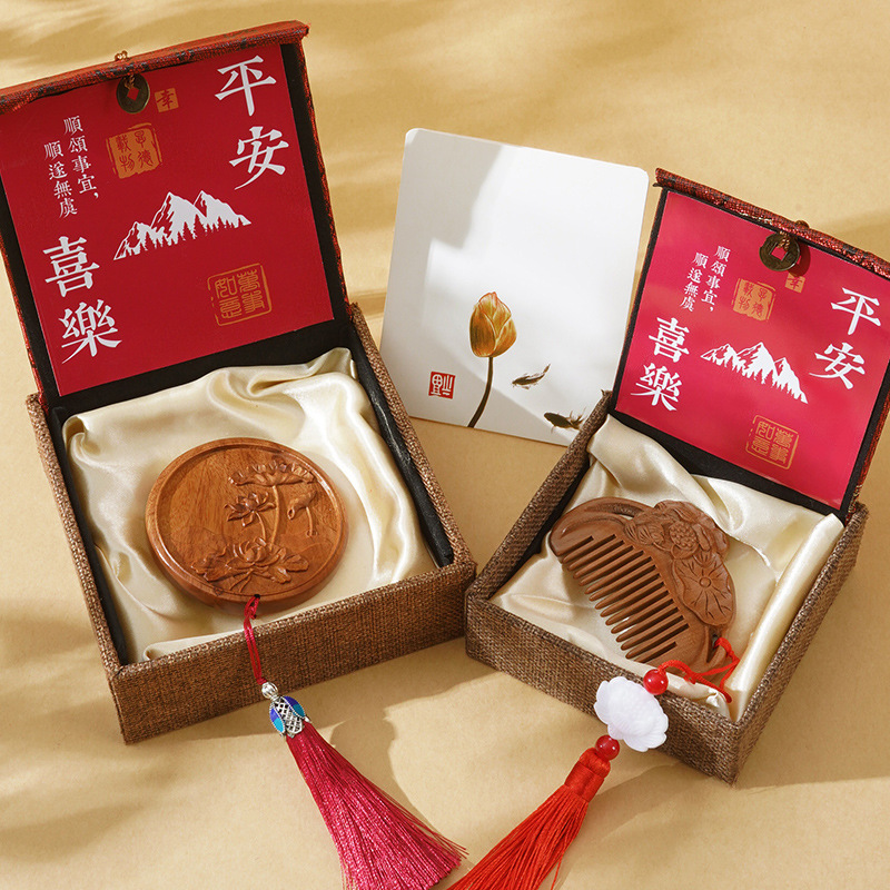 Christmas gift: Sandalwood comb gift box, practical set, birthday girl, mother, wedding, high-end and stylish souvenir Application Scenario