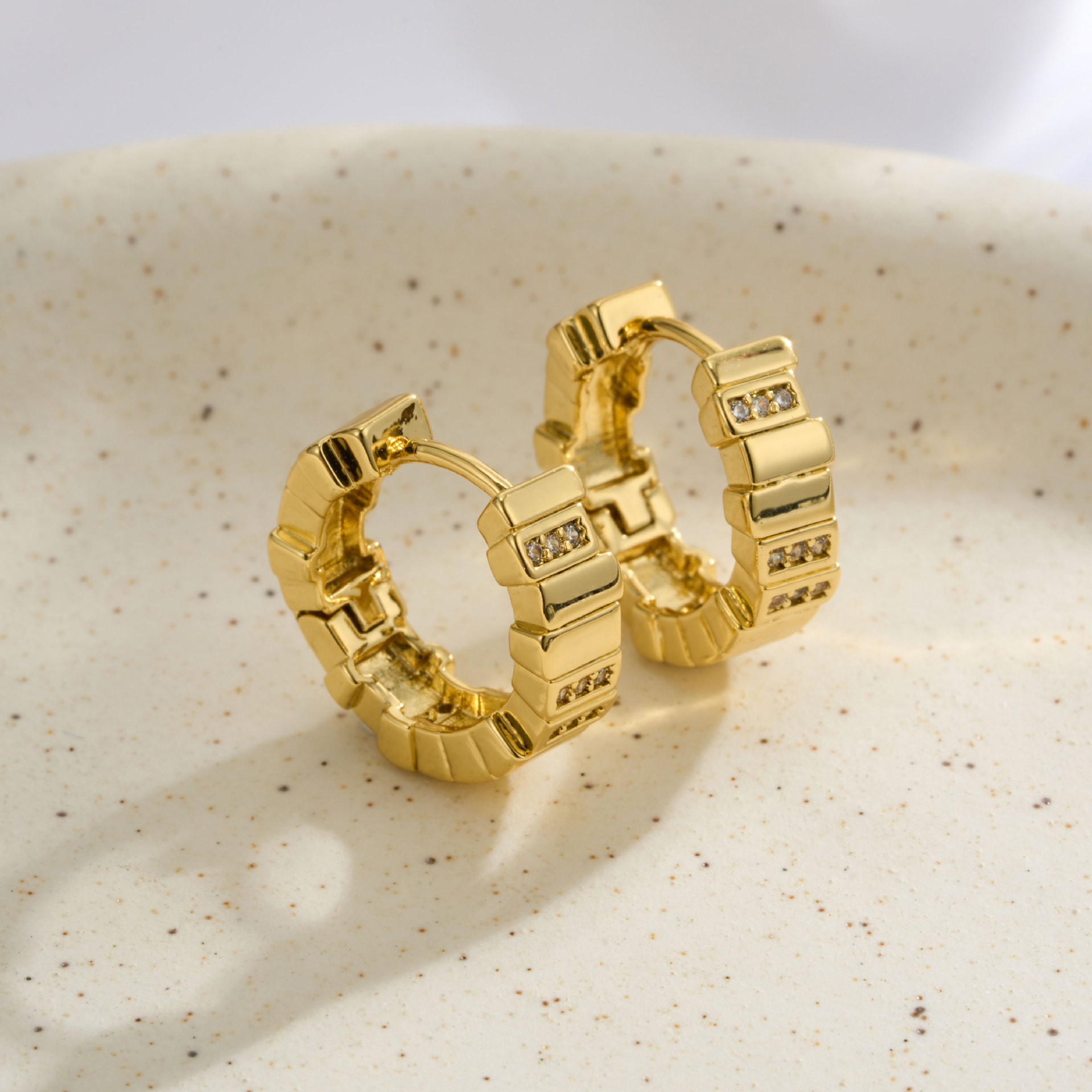 The source factory's block-shaped spliced and closely inlaid circular ear buckles offer a light luxury professional style with a high-end feel. We support consignment and mixed batch Application Scenario