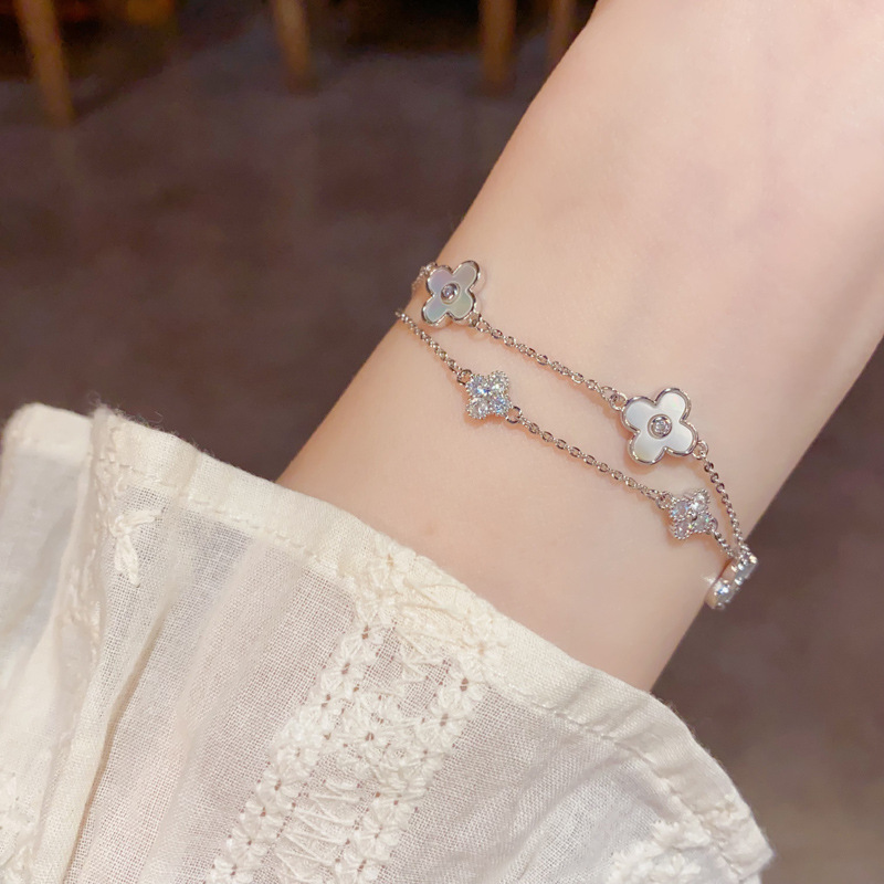 This fresh, fashionable and light luxury design double-layer shell four-leaf flower bracelet is a versatile and high-end accessory for daily commuting details Picture