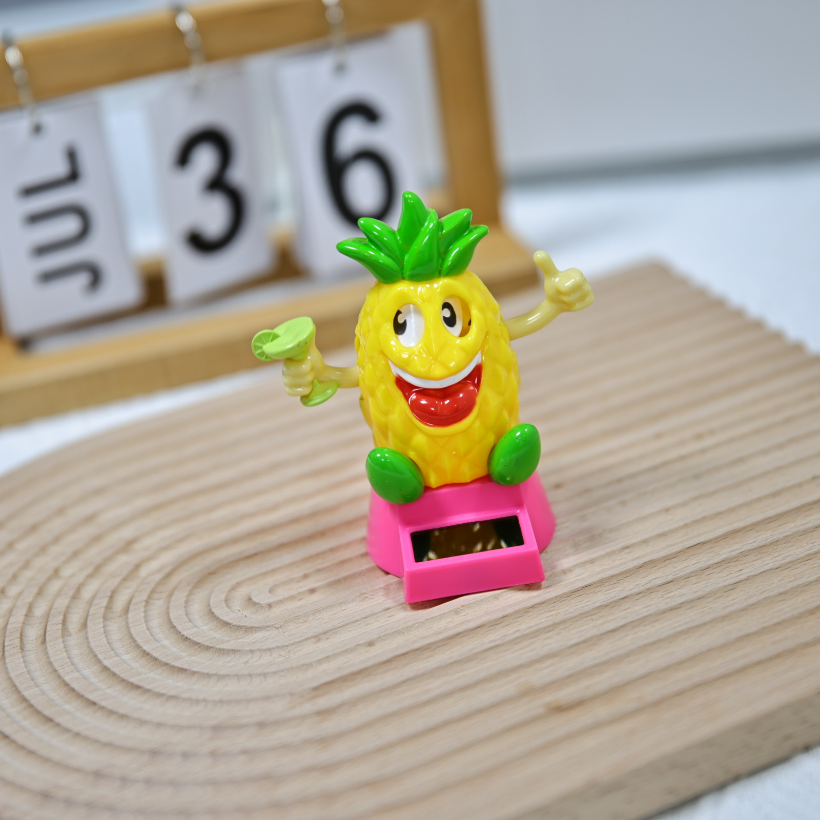 Factory direct sales of solar automatic rocker car ornaments, Halloween gifts, pineapple ghost ornaments details Picture