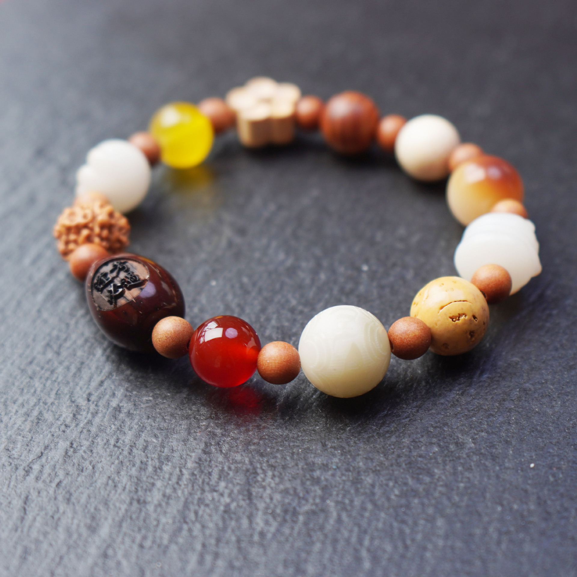 18-seed multi-treasure beaded bracelet with 18 beads, star and moon beads, traditional Chinese style cultural play, retro women's bracelet accessory Application Scenario